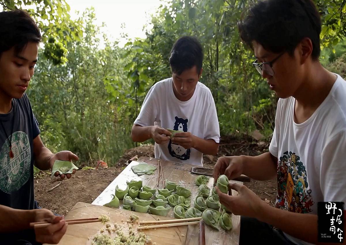 《野居青年》活捉一只猫头鹰，菠菜汁和面做一碗纯天然绿色饺子