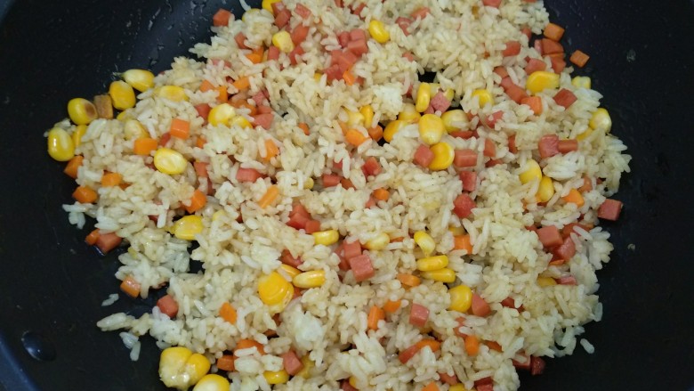 菠萝咖喱饭,倒入米饭翻炒均匀即可,盛出备用。