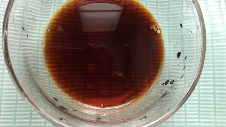 水煮毛鸡蛋活珠子,<a style='color:red;display:inline-block;' href='/shicai/ 788'>生抽</a>四勺,备用