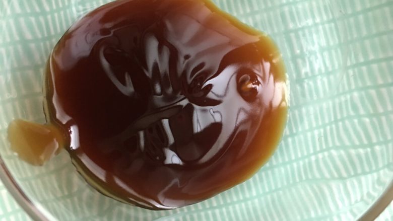 水煮毛鸡蛋活珠子,准备好<a style='color:red;display:inline-block;' href='/shicai/ 721'>蚝油</a>四勺,备用