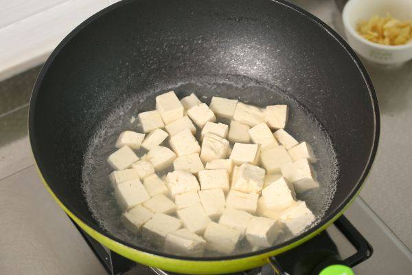 韩式辣酱豆腐,将豆腐放入锅中焯水,去除豆腥味。焯好捞出沥干水备用。