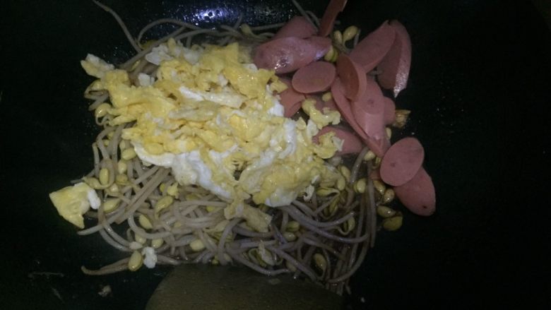 家常炒面,放鸡蛋碎,火腿肠翻炒