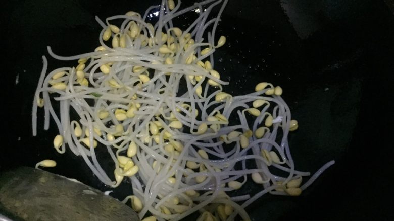 家常炒面,油锅烧热,放入豆芽翻炒