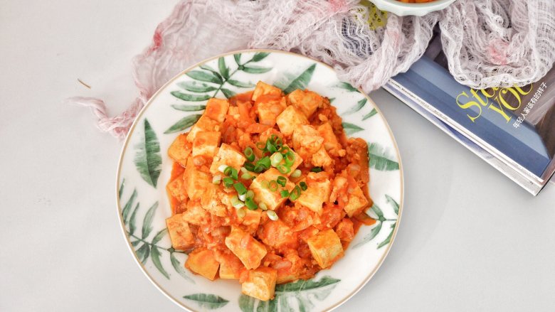 韩式辣酱豆腐,豆腐装盘后,洒在表面即可。