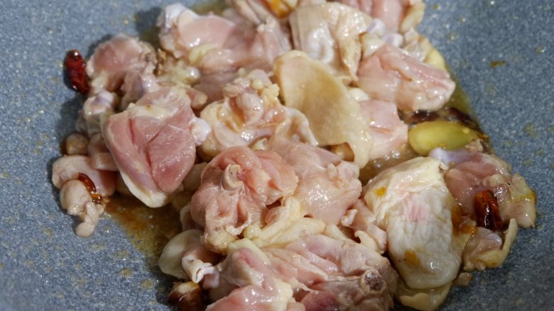 家庭版—黄焖鸡米饭,放入鸡腿块,炒至上色