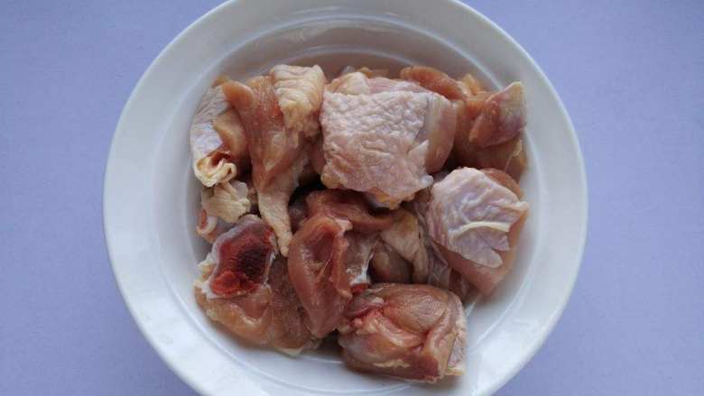 家庭版—黄焖鸡米饭,鸡腿洗净,剁成块