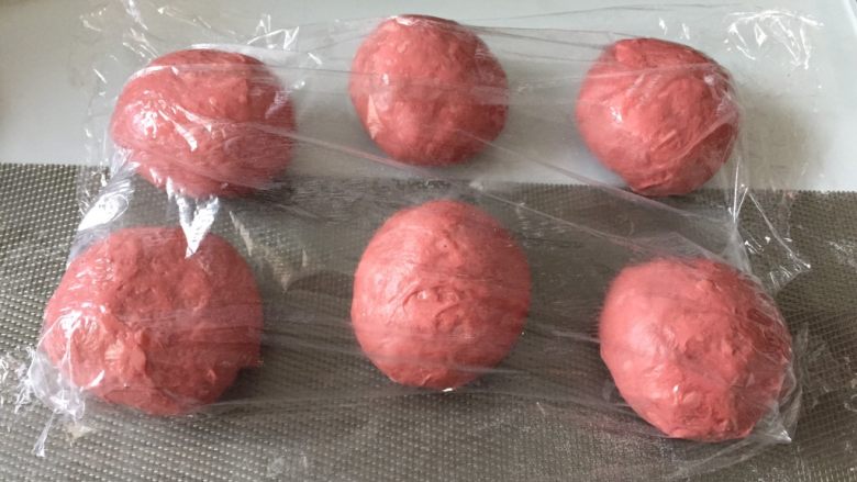 红红火火 花环餐包,滚圆醒发30分钟(面条不用的时候必需盖上保鲜膜或湿布)