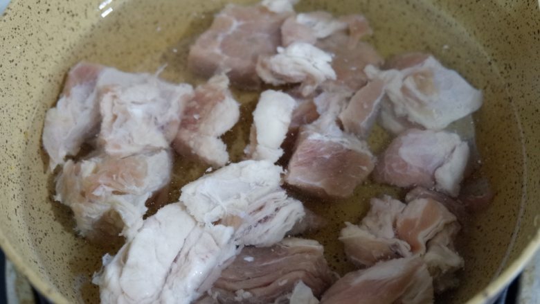 家常酱烧牛肉,放水中浸泡30分钟以上,浸泡掉血水