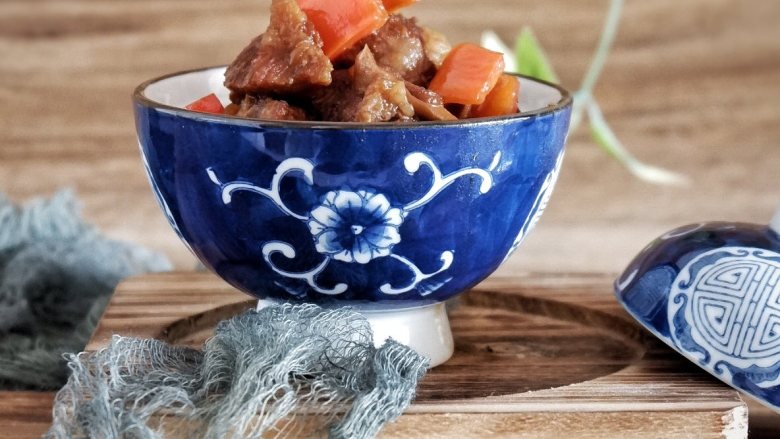 家常酱烧牛肉,煮好的牛肉,加少许盐,大火收汁即可,可以在切入少许红甜椒点缀。