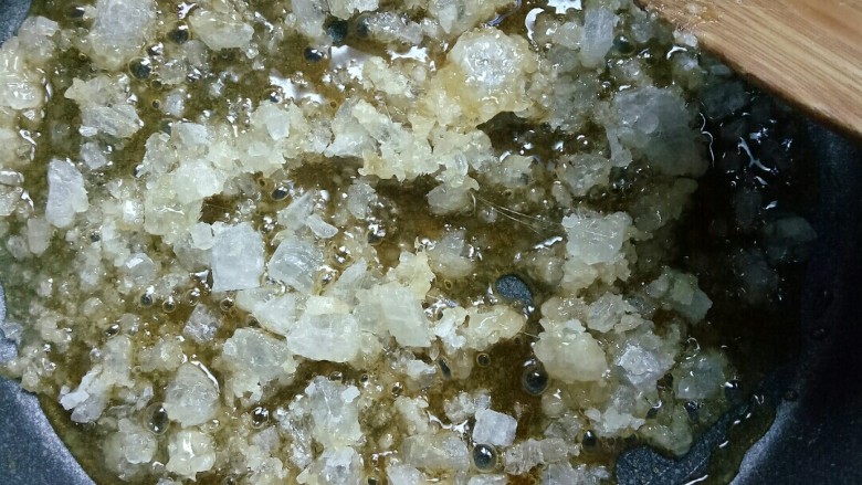 花生芝麻糖(家庭版),一定要用小火,边熬制边搅拌,直至冰糖完全融化