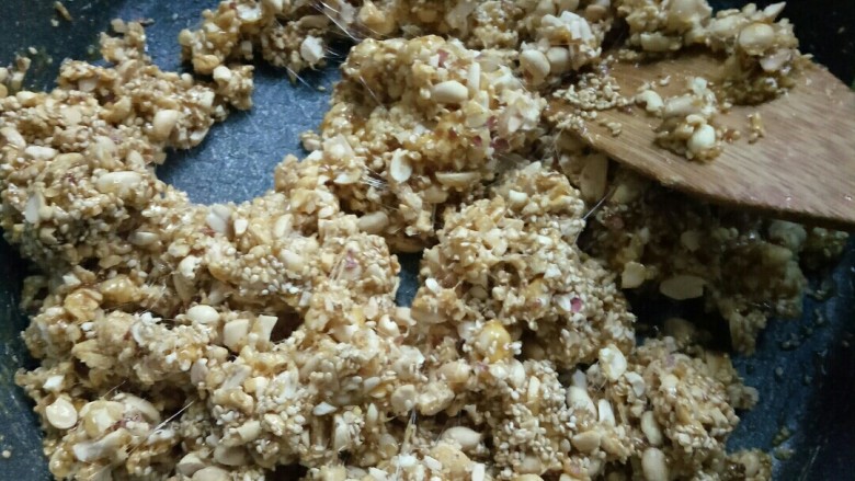 花生芝麻糖(家庭版),这时候就可以关火了,然后还是不停搅拌均匀