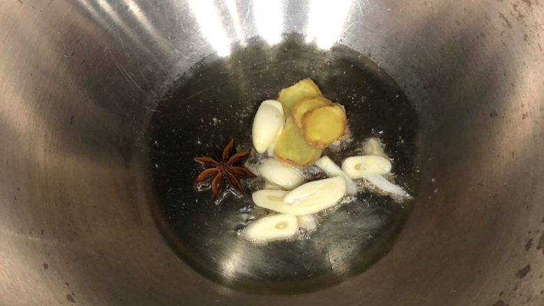 红烧大排,先热锅,烧至八成熟倒入调料,炒出香味
