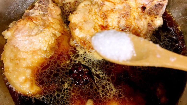 红烧大排,加入糖提鲜,中火煮12分钟左右