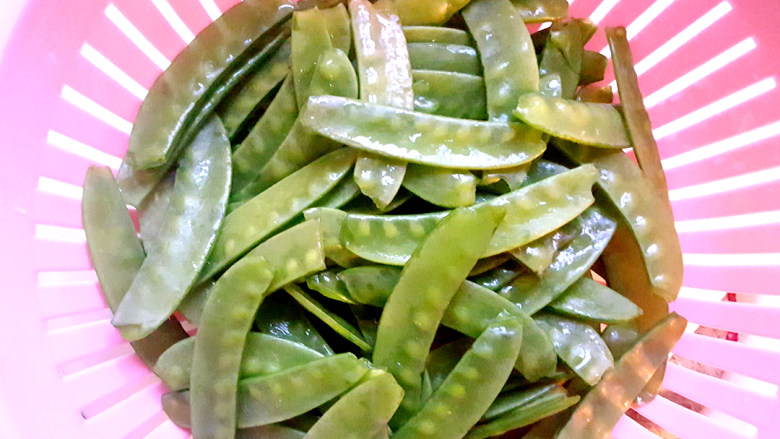 荷兰豆炒香肠,准备<a style='color:red;display:inline-block;' href='/shicai/ 81'>荷兰豆</a>。