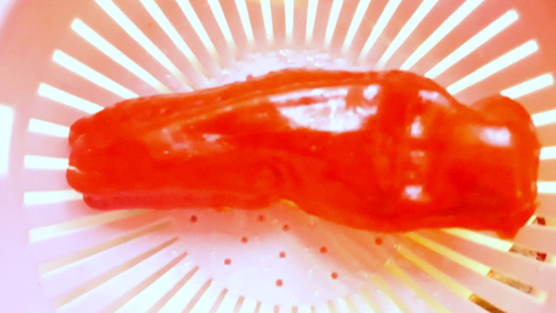 荷兰豆炒香肠,准备<a style='color:red;display:inline-block;' href='/shicai/ 86663'>红辣椒</a>。