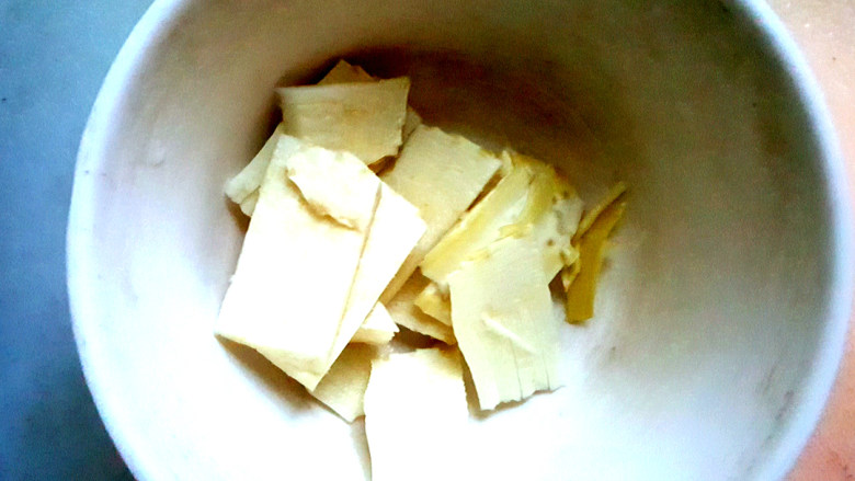 荷兰豆炒香肠,准备<a style='color:red;display:inline-block;' href='/shicai/ 43'>冬笋</a>。
