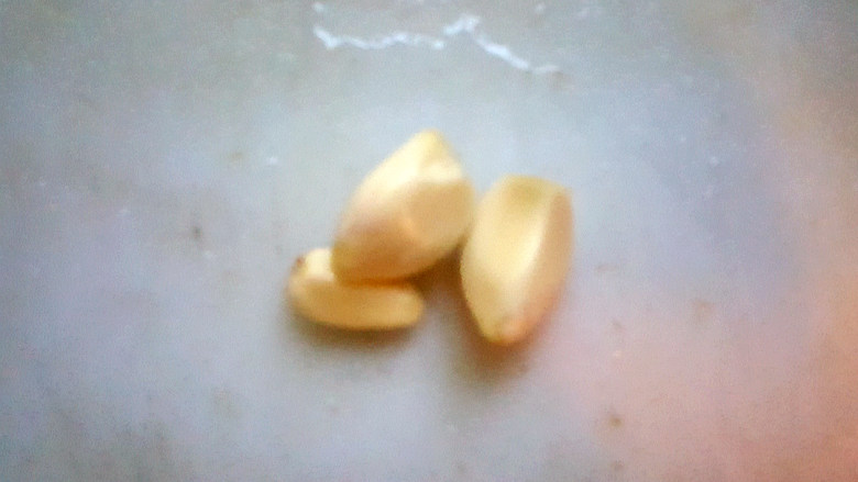 荷兰豆炒香肠,准备<a style='color:red;display:inline-block;' href='/shicai/ 2794'>大蒜</a>。