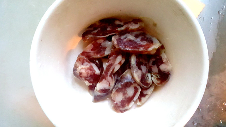 荷兰豆炒香肠,<a style='color:red;display:inline-block;' href='/shicai/ 425'>香肠</a>切片。