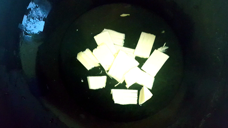 荷兰豆炒香肠,冬笋放在水中,烧两分钟,捞出。