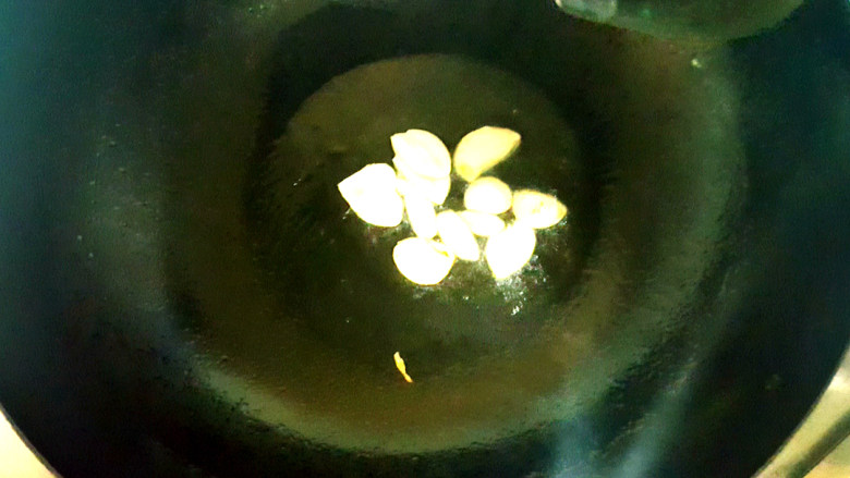 荷兰豆炒香肠,锅中放油,放入大蒜,煸出香味。