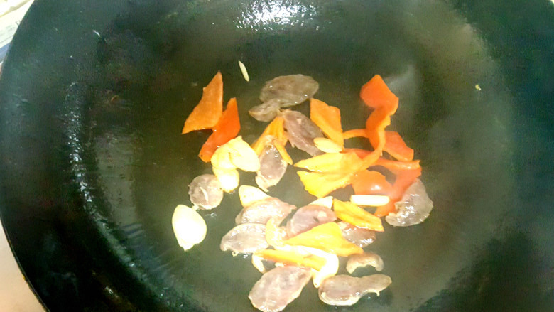 荷兰豆炒香肠,把红辣椒放入,翻炒两下。