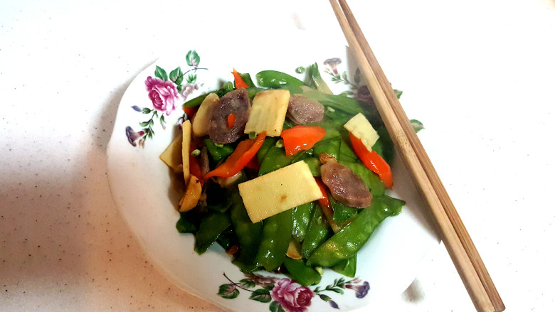 荷兰豆炒香肠,出锅。☺