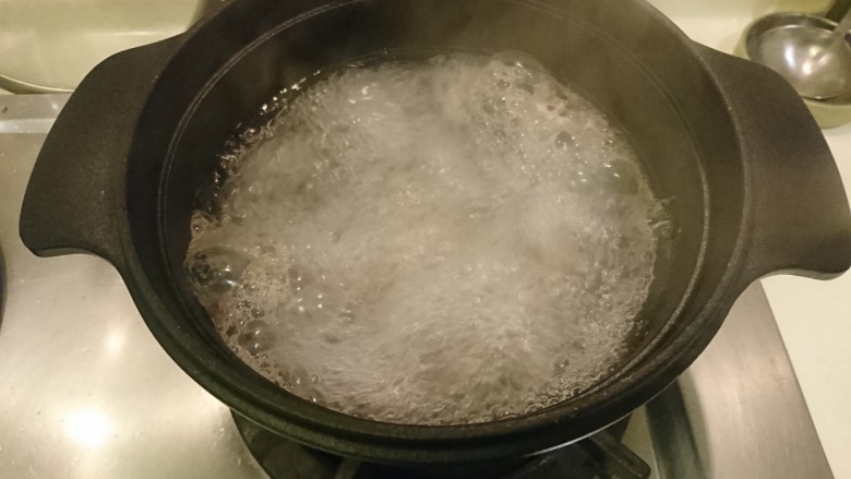 五行排骨汤,1200cc的水加扇子骨燒開,撈掉浮沫,繼續煮