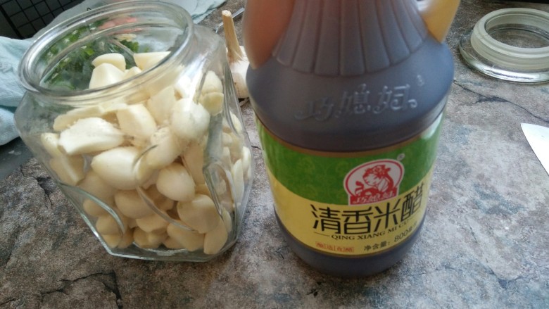 腊八蒜,准备好<a style='color:red;display:inline-block;' href='/shicai/ 793'>米醋</a>一瓶,看图说话