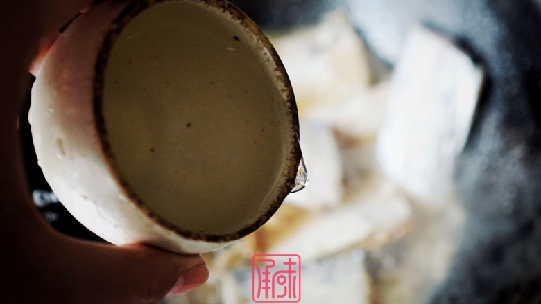 儿时妈妈的味道,糖醋带鱼,一份暖暖的家乡味, 把花椒、八角、香叶、姜、蒜在油中炒出味道。大火,直接放带鱼,在我的做法中带鱼没有腌制也没有裹上一层淀粉,个人习惯吧。带鱼本身肉质不厚易熟而且不腥,所以觉得没必要做其他处理,就可以做出很好吃的味道。然后加入多一些的米醋和冰糖。