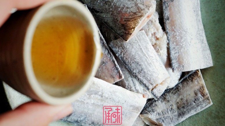 儿时妈妈的味道,糖醋带鱼,一份暖暖的家乡味,加入料酒。米醋本身就有去腥和软化肉质的作用,酒其实不想加也可以。
转至小火,让醋和糖的味道慢慢渗入到肉质中,这时候加入生抽。盖上盖子,小火焖制。