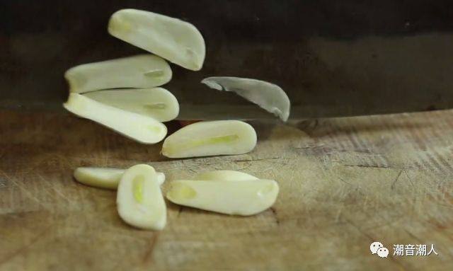 豆酱炒苦瓜,❥ 将蒜瓣剥壳，切成片，放在盘中，待用