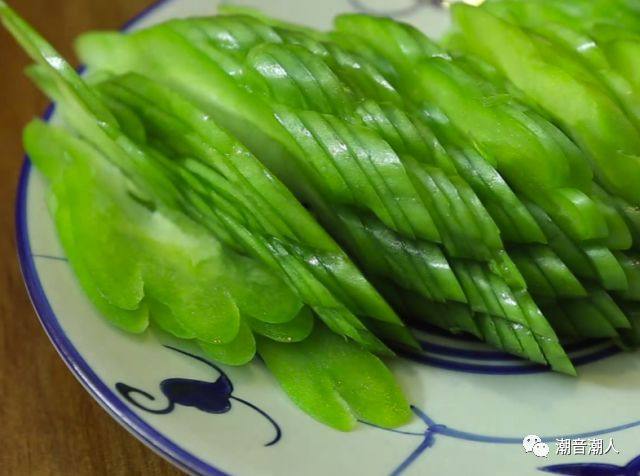 豆酱炒苦瓜,❥ 将<a style='color:red;display:inline-block;' href='/shicai/ 55'>苦瓜</a>去籽，洗干净后，切成薄片