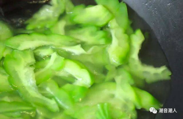 豆酱炒苦瓜,❥ 接着在锅中倒入适量的水，煮沸后，倒入切好的苦瓜，焯水后的苦瓜更嫩绿