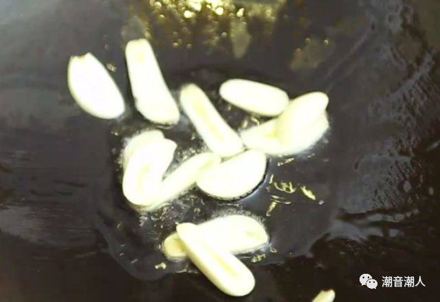 豆酱炒苦瓜,❥ 然后将锅中的水倒掉，擦干，倒入适量的油，将切好的蒜瓣放入锅中，爆炒