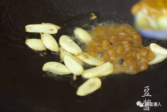 豆酱炒苦瓜,❥ 待蒜瓣的稍微呈金黄色时，倒入<a style='color:red;display:inline-block;' href='/shicai/ 9144'>豆酱</a>，翻炒均匀
