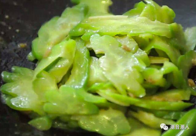 豆酱炒苦瓜,❥ 最后，倒入苦瓜，炒7分钟后，即可出锅