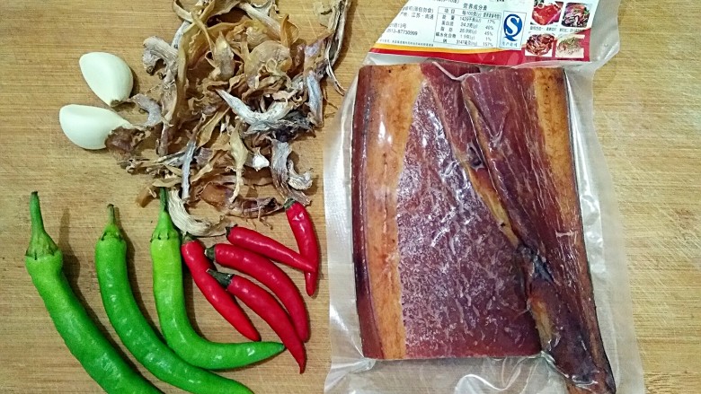 笋干炒腊肉~~就是如此下饭,准备食材。