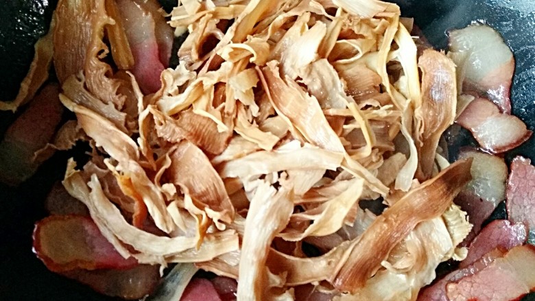 笋干炒腊肉~~就是如此下饭,煸炒至腊肉肥肉部分变的透明微微卷起时放入发泡好的笋干翻炒片刻,让笋干沾满腊肉的香味。