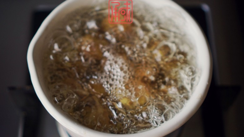一份会讲故事的小土豆,奶香黄油烤土豆,水煮沸。