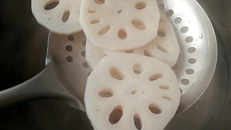 桂花藕片,再用凉开水冲一下,沥水捞出。