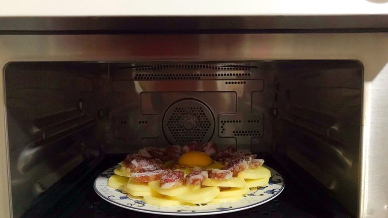 创意料理の家常马铃薯腊肠蒸鸡蛋,放入蒸箱,水箱放满水,选择原气蒸功能,20分钟,即可