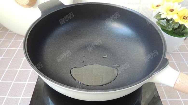 蚝油杏鲍菇,炒锅中倒油