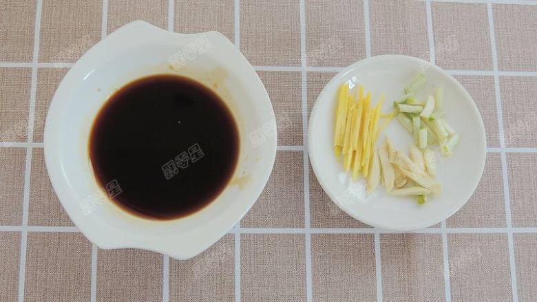蚝油杏鲍菇,碗中加入<a style='color:red;display:inline-block;' href='/shicai/ 721'>蚝油</a>、<a style='color:red;display:inline-block;' href='/shicai/ 788'>生抽</a>、<a style='color:red;display:inline-block;' href='/shicai/ 10588'>糖</a>、少许盐和适量的清水混合均匀，<a style='color:red;display:inline-block;' href='/shicai/ 3250'>葱</a>姜蒜切成细丝