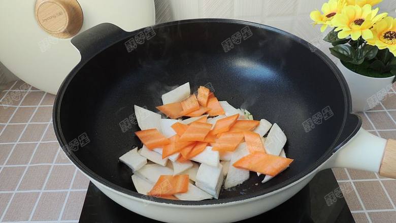 蚝油杏鲍菇,放入杏鲍菇和胡萝卜,煸炒至胡萝卜发软,杏鲍菇出水
