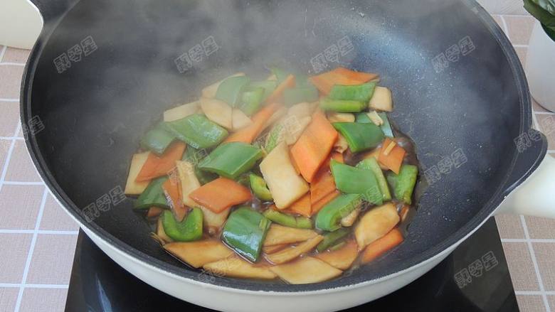蚝油杏鲍菇,翻炒至全部裹上料汁