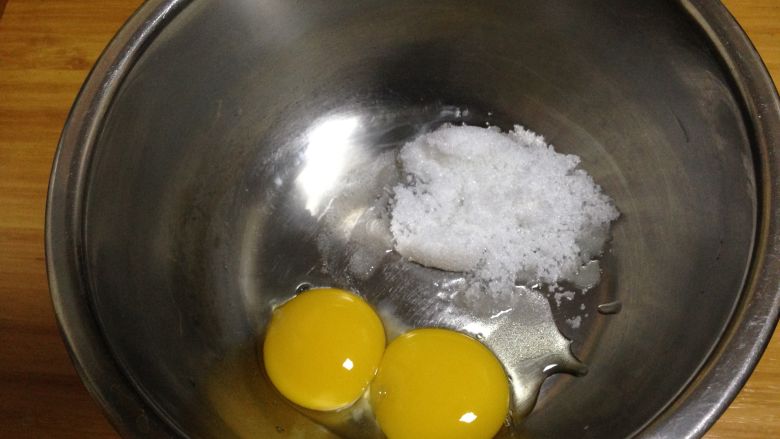 北海道注心蛋糕,再来制作香草奶油酱:内陷里的蛋黄加糖充分拌匀
