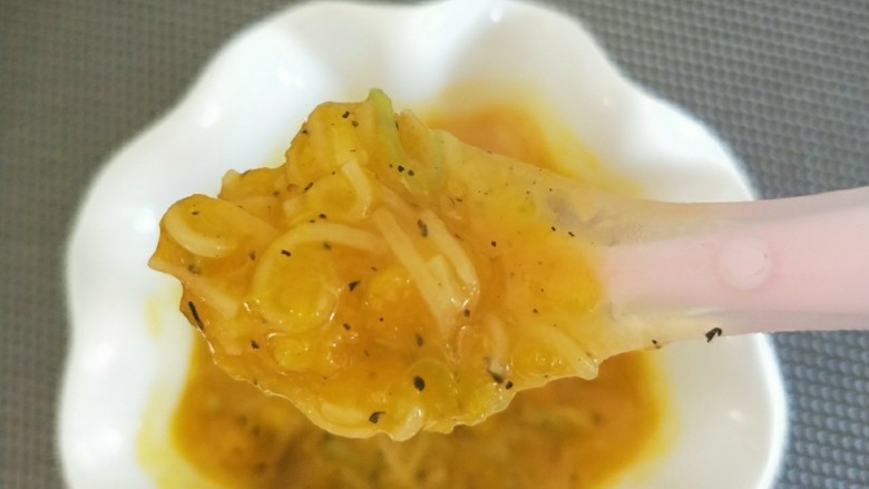 南瓜浓汤超级细面,拌匀,也可以加入少许食用油,也可不加