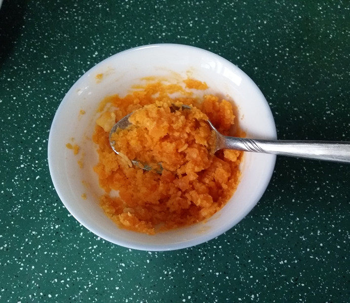 咸蛋黄焗锅巴,<a style='color:red;display:inline-block;' href='/shicai/ 9596'>咸蛋黄</a>蒸熟(或烤熟)后、再用勺子底碾碎备用