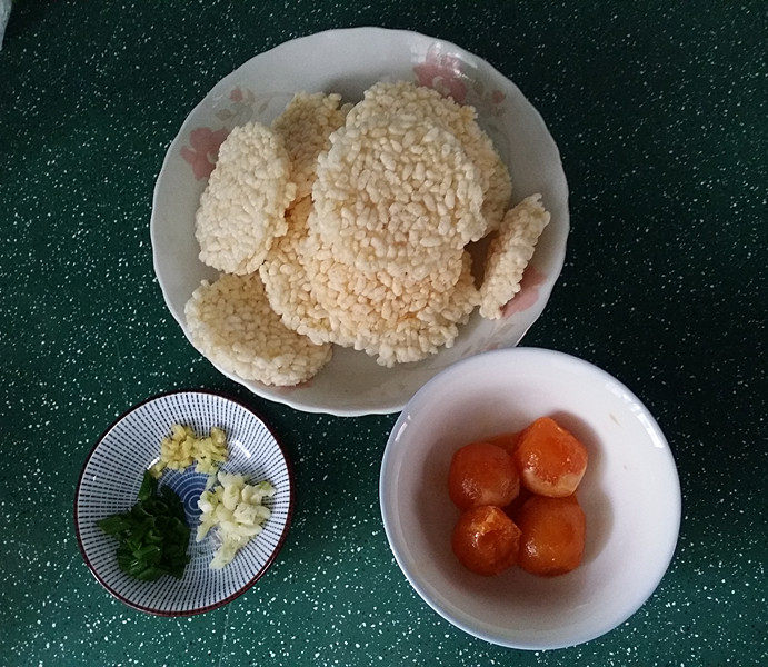 咸蛋黄焗锅巴,备好食材,将大片<a style='color:red;display:inline-block;' href='/shicai/ 563'>锅巴</a>稍掰成小块