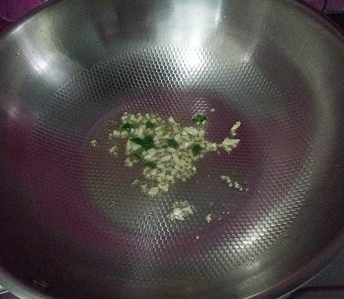咸蛋黄焗锅巴,爆香:葱姜蒜沫